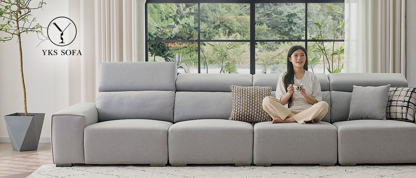 YKS舒適生活∣端著咖啡的女主人坐在沙發上感覺舒適