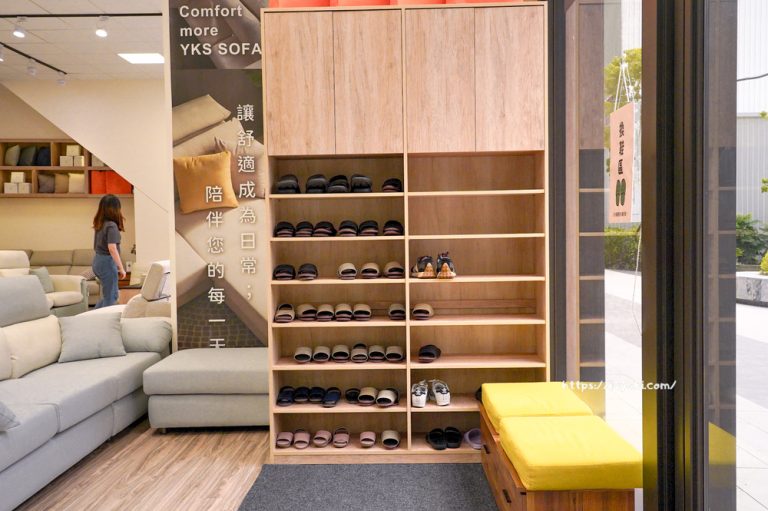 門市換鞋區與舒適小椅凳