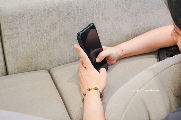 低背沙發側坐滑手機姿勢示意