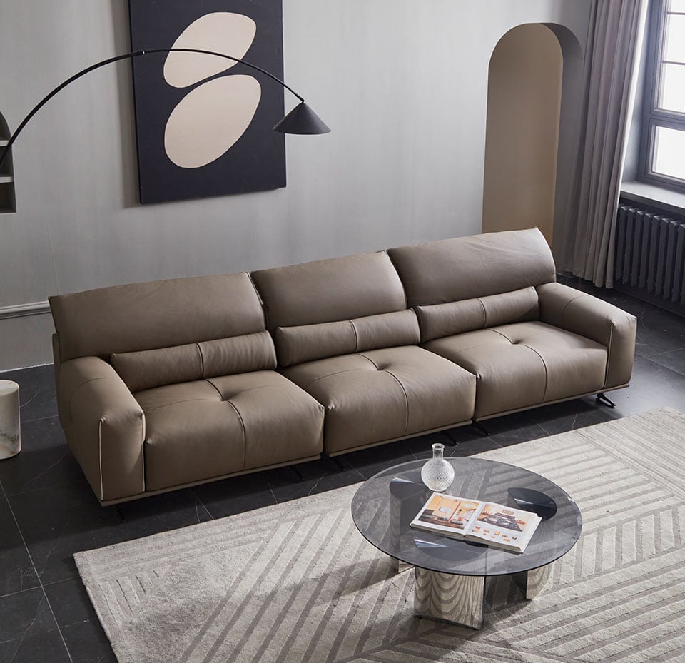 這款牛皮一字型沙發兼具實用性、美觀性和舒適性