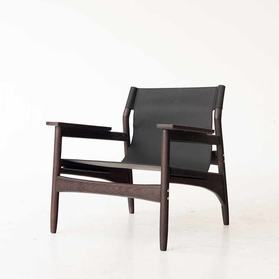 座椅弧度設計，使家具與身體曲線完美貼合，提供極佳的坐感和舒適度