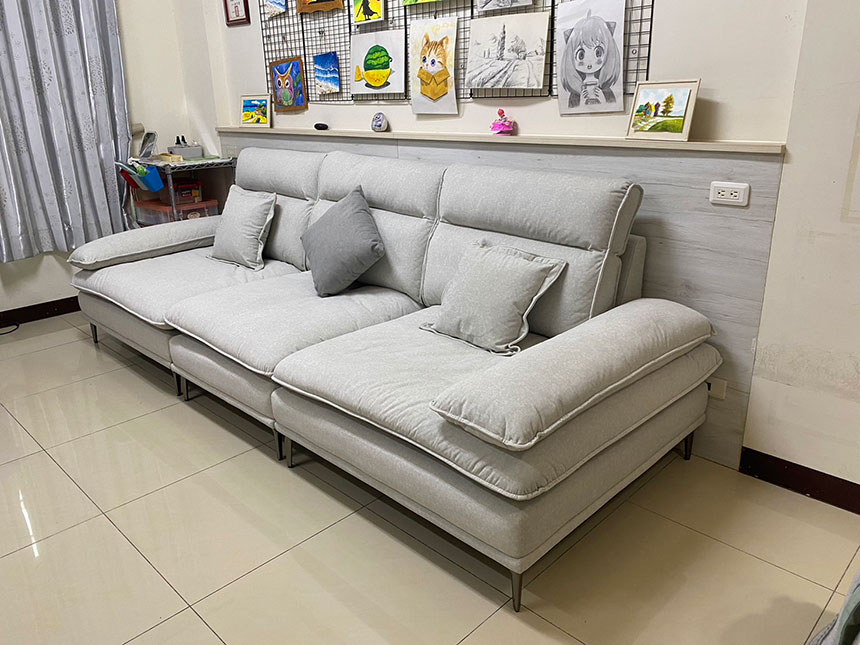 YKS 艾登一字型貓抓布沙發｜新竹新豐客人實拍沙發側面｜擇木深耕系列熱銷款