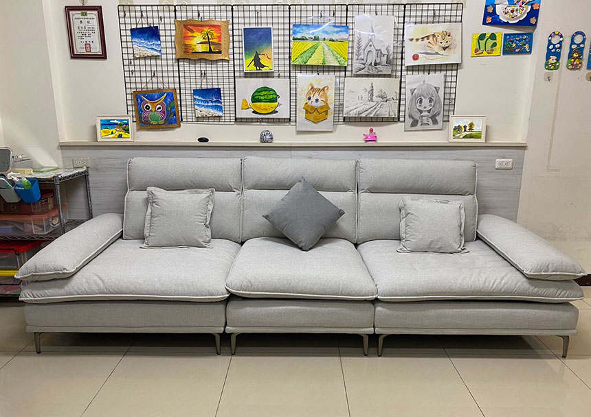 YKS 艾登一字型貓抓布沙發｜新竹新豐客人實拍沙發正面｜擇木深耕系列熱銷款