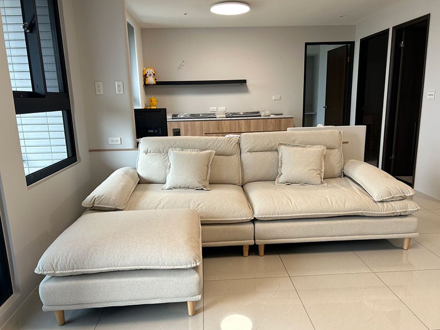 YKS 艾登客製L型貓抓布沙發｜高雄楠梓客人實拍沙發正面｜擇木深耕系列熱銷款