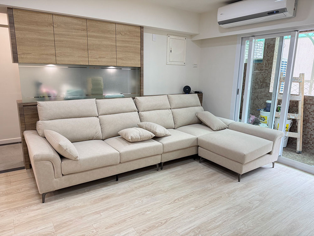 YKS 亞伯特L型貓抓布沙發｜新北北投張小姐淺奶茶色客廳實際擺放｜擇木深耕系列熱銷款