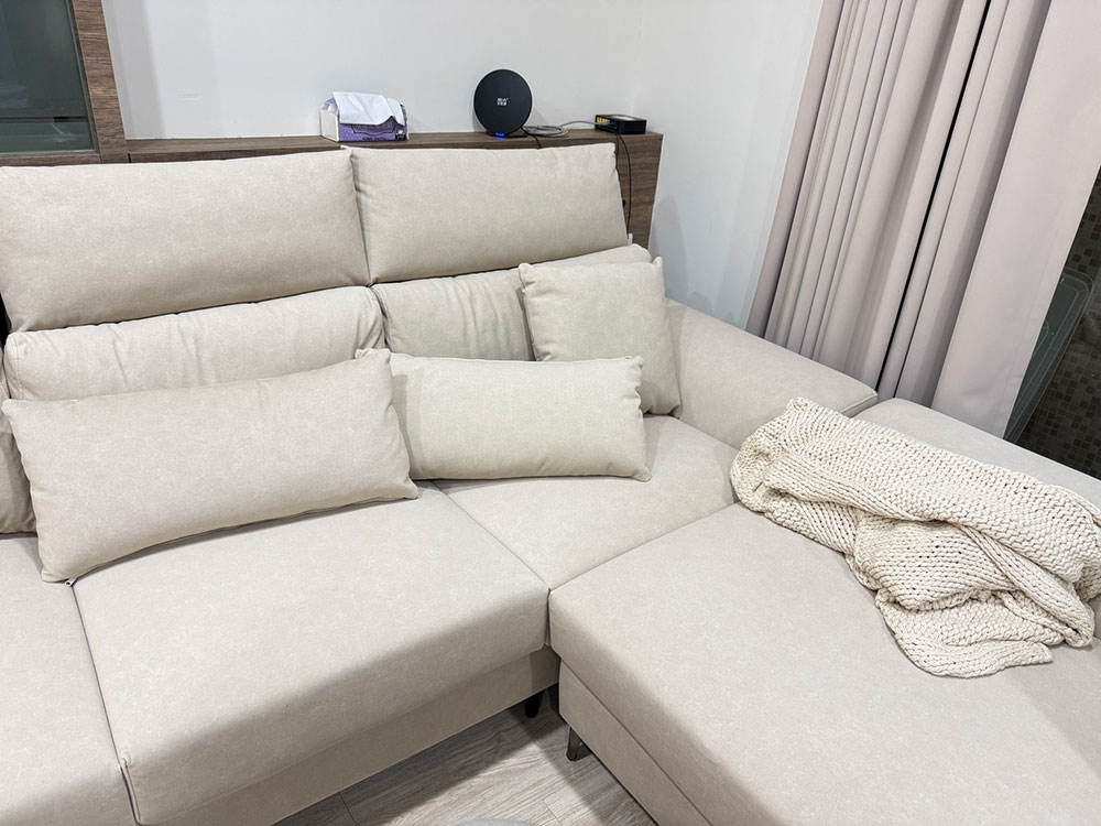 YKS 亞伯特L型貓抓布沙發｜新北北投張小姐淺奶茶色沙發近拍｜擇木深耕系列熱銷款