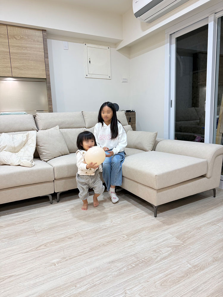 YKS 亞伯特L型貓抓布沙發｜小朋友在沙發上玩耍的日常畫面｜新北北投實際入住