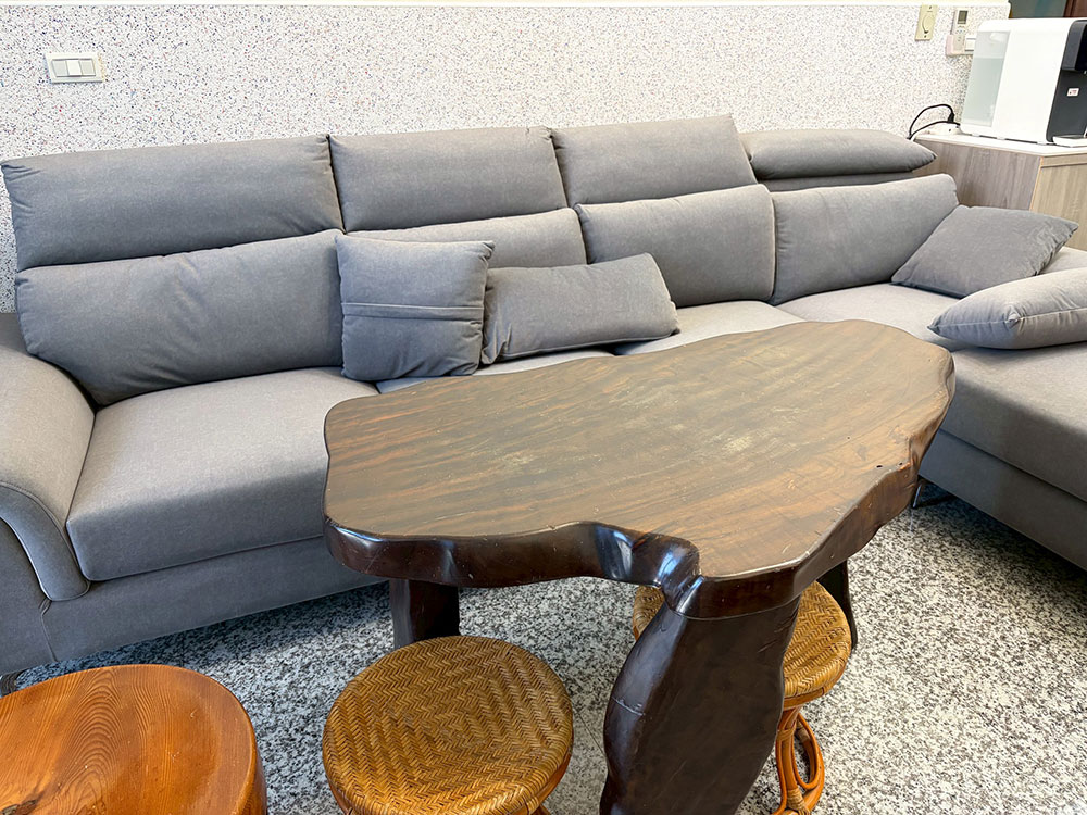 亞伯特 L 型貓抓布沙發｜貓抓布細節與抱枕搭配實拍｜YKS 沙發