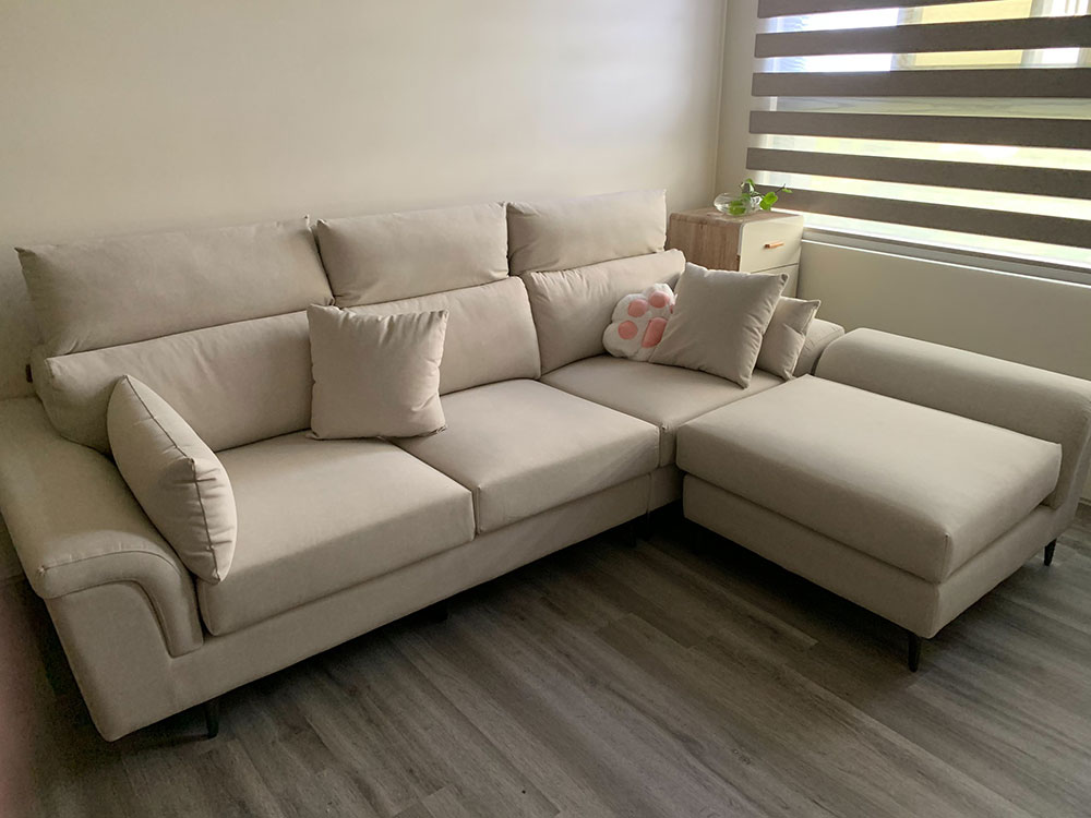 YKS 亞伯特L型貓抓布沙發｜桃園平鎮自然光客廳實境拍攝｜擇木深耕系列熱銷款