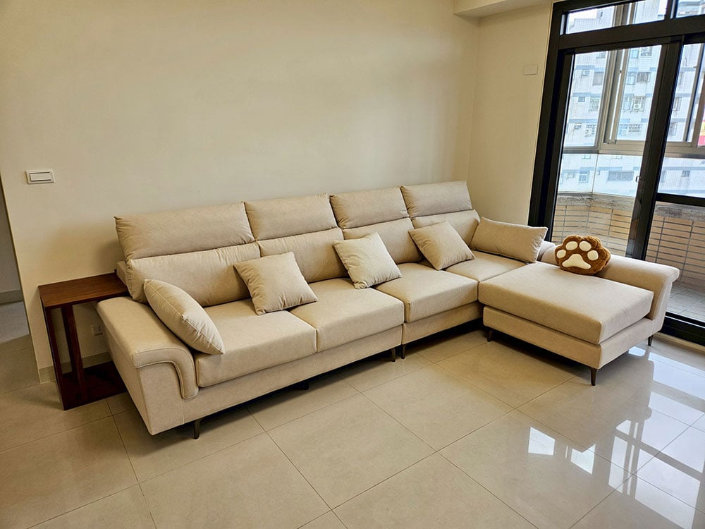 YKS 亞伯特L型貓抓布沙發｜台中北屯客人實拍沙發正面｜擇木深耕系列熱銷款