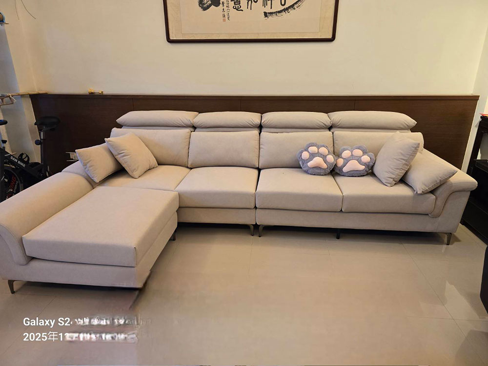 YKS 亞伯特L型貓抓布沙發∣台中門市客人客廳開箱實拍-1 YKS 亞伯特L型貓抓布沙發|米色現代簡約風|台中體驗館客人開箱實拍-1
