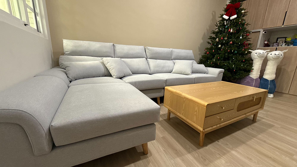 YKS 亞伯特L型布沙發(客製涼感布)∣雲林麥寮客人沙發開箱實拍-2 YKS 亞伯特L型布沙發(客製涼感布)|雲林麥寮客人開箱實拍沙發與聖誕樹|擇木深耕系列