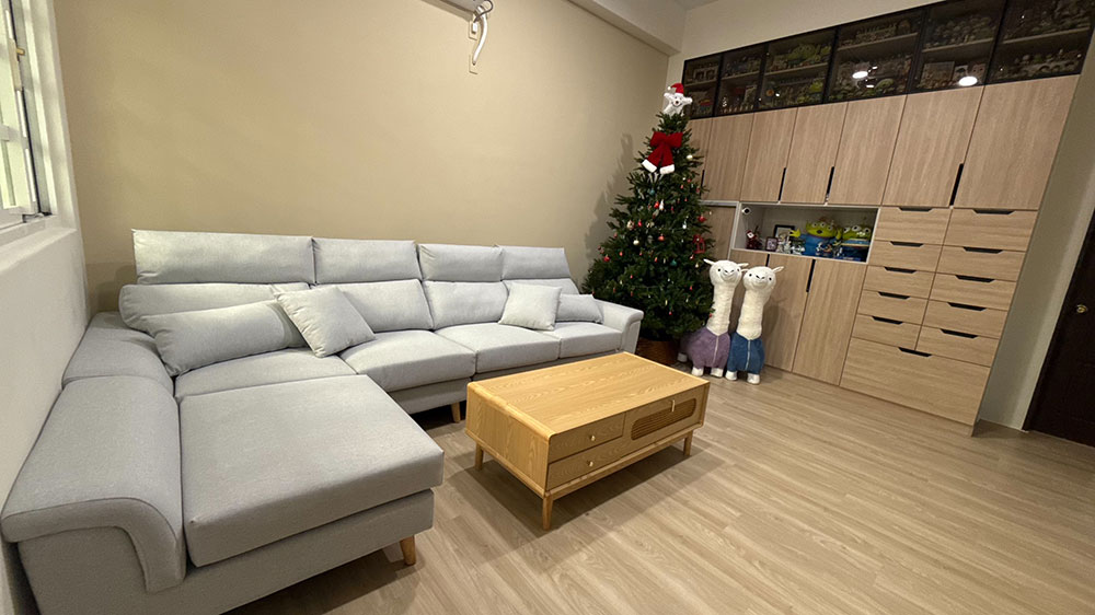 YKS 亞伯特L型布沙發(客製涼感布)∣雲林麥寮客人沙發開箱實拍-3 YKS 亞伯特L型布沙發(客製涼感布)|雲林麥寮客人開箱實拍沙發與居家空間搭配|擇木深耕系列