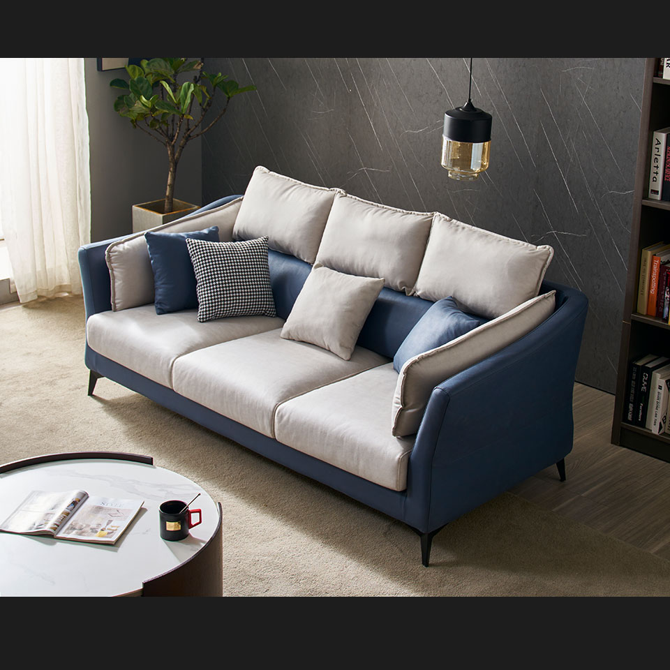 優雅的莫蘭迪色調，搭配流線美型，讓三人沙發顯的別緻古典