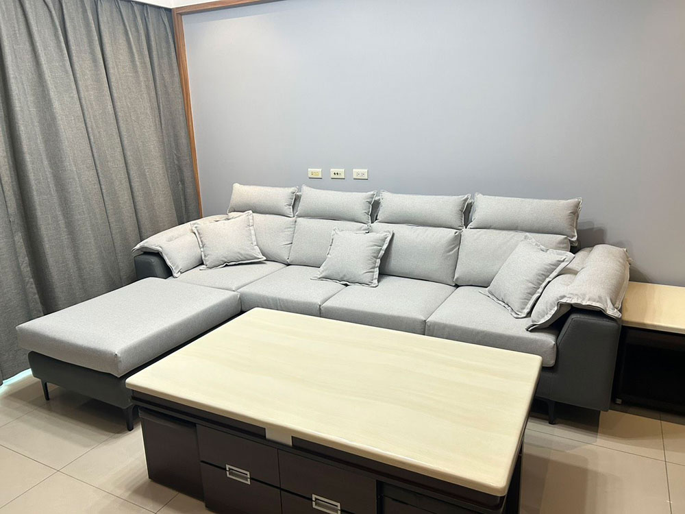 YKS 克蘿伊L型布沙發｜高雄鳳山雙灰色系沙發與客廳灰色主牆搭配實拍｜擇木深耕系列熱銷款