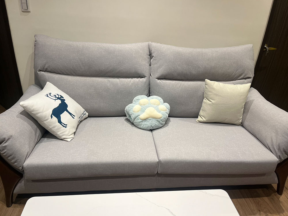 YKS 哥本哈根三人座貓抓布沙發｜屏東客人室內黃光實境拍攝沙發正面｜擇木深耕系列熱銷款