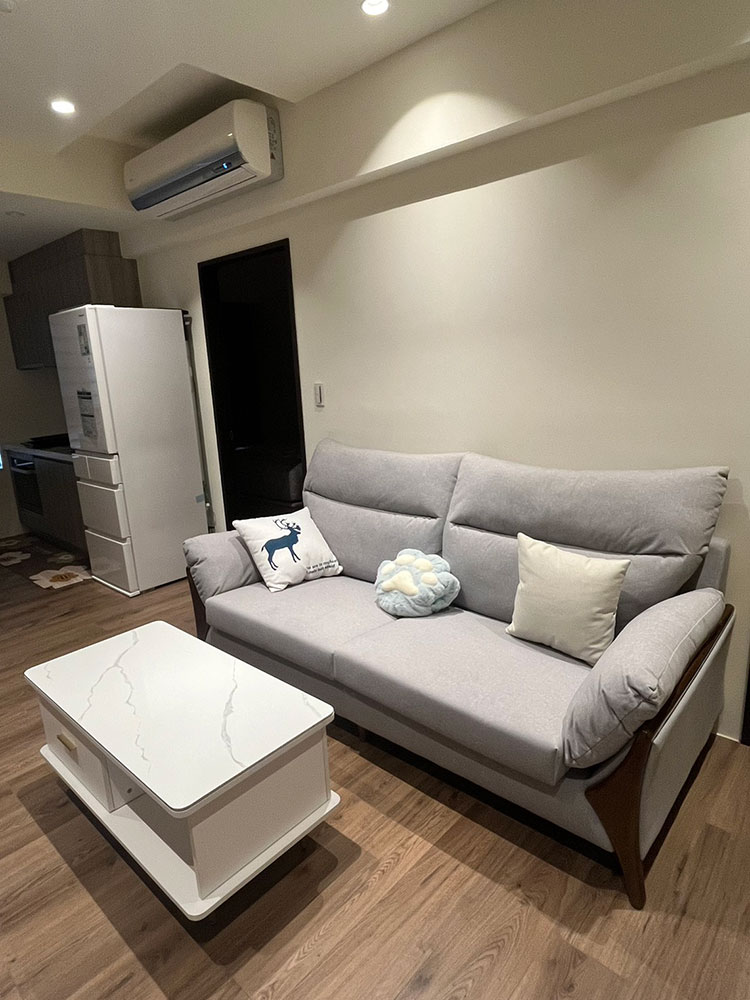 YKS 哥本哈根三人座貓抓布沙發｜屏東客人室內黃光實境拍攝沙發側面｜擇木深耕系列熱銷款