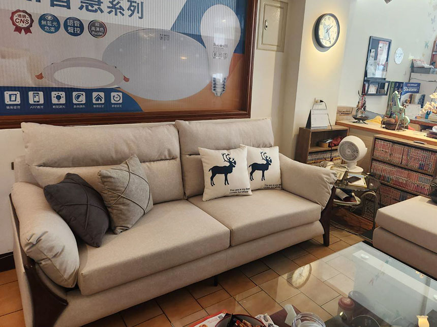 YKS 哥本哈根三人座貓抓布沙發∣新竹竹北客人沙發開箱實拍 YKS 哥本哈根三人座貓抓布沙發|新竹竹北開箱實拍沙發正面|擇木深耕系列熱銷款