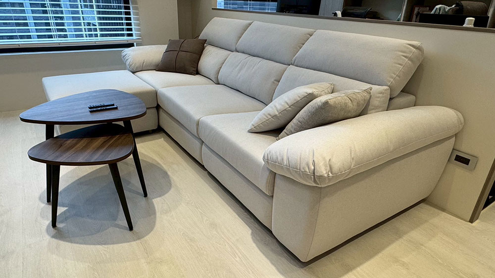 YKS 多麗絲L型涼感布沙發∣新竹竹北客人沙發開箱實拍-1 YKS 多麗絲L型涼感布沙發|新竹竹北客人開箱實拍沙發正面|擇木深耕系列熱銷款