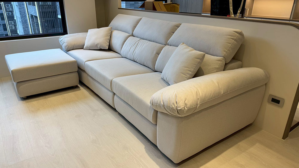 YKS 多麗絲L型涼感布沙發∣新竹竹北客人沙發開箱實拍-2 YKS 多麗絲L型涼感布沙發|新竹竹北客人開箱實拍沙發側面|擇木深耕系列熱銷款