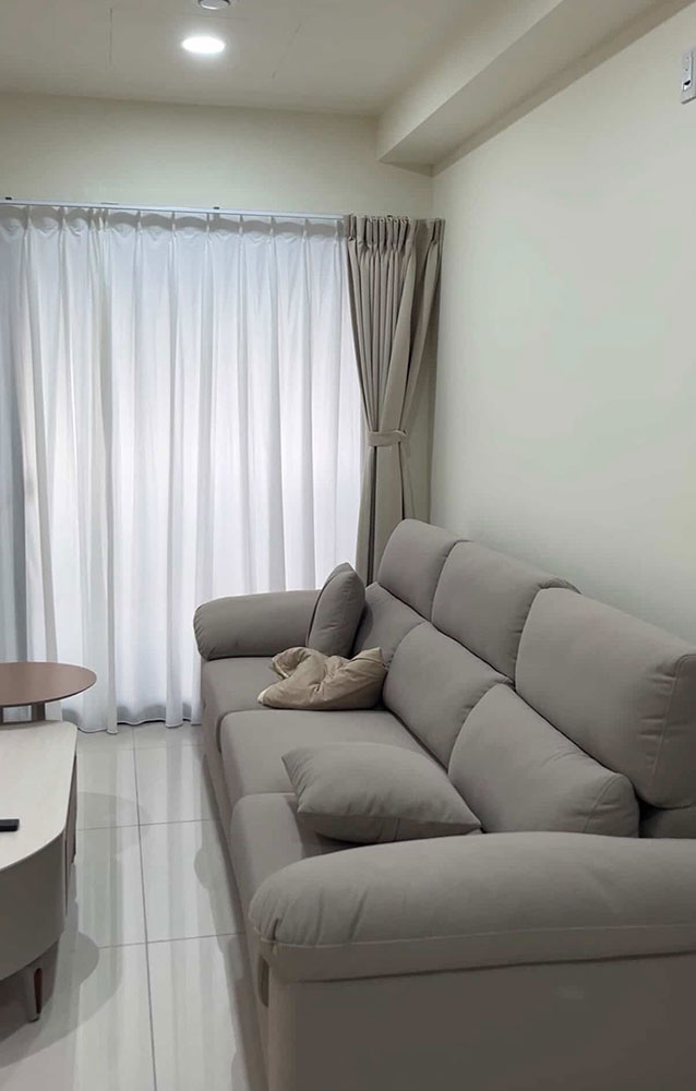 YKS 多麗絲L型布沙發｜台中林小姐客人開箱實拍沙發側面自然光｜擇木深耕系列熱銷款