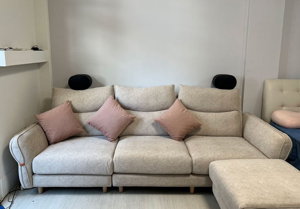 YKS 艾蜜麗 L 型貓抓布沙發側面｜台中南區客人實境拍攝｜擇木深耕系列熱銷款