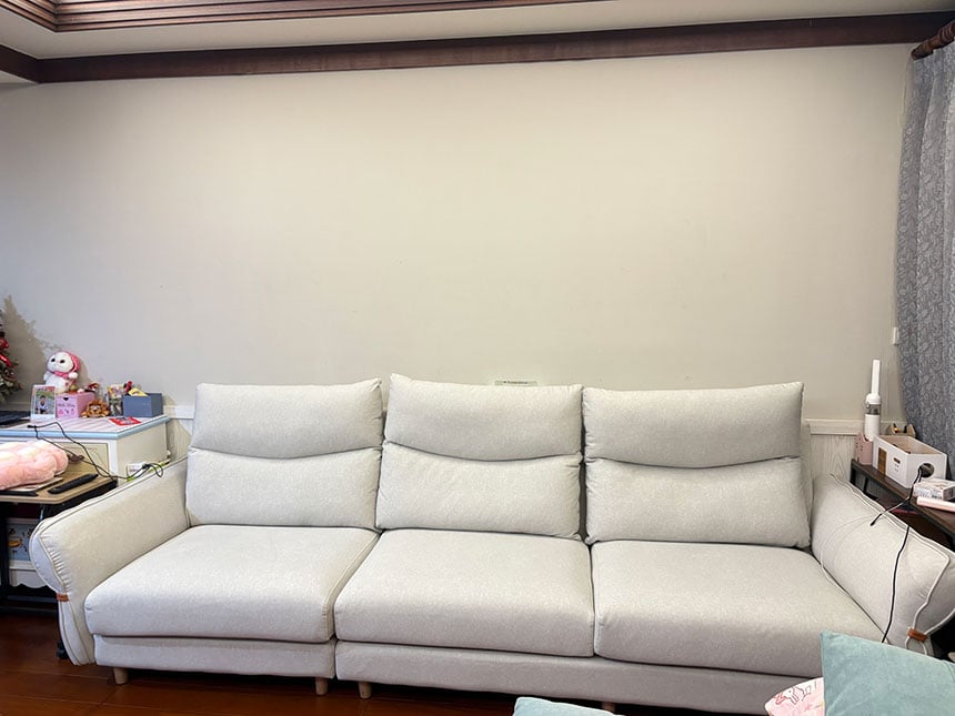 YKS 艾蜜麗一字型貓抓布沙發｜高雄林小姐姐實拍沙發側面｜擇木深耕系列熱銷款