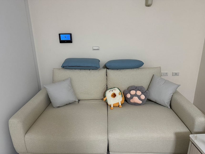 YKS喬治亞三人貓抓布沙發∣台南客人開箱實拍-1 YKS 喬治亞三人貓抓布沙發|台南張小姐實拍沙發正面|擇木深耕系列熱銷款