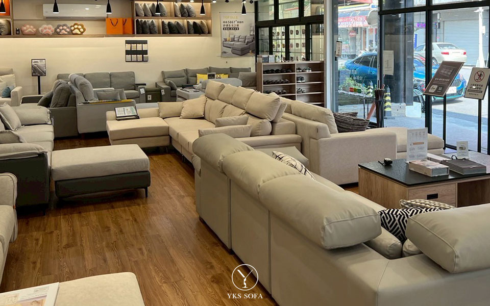 YKS高雄門市展示動線實景 高雄門市沙發展示動線與空間比例比較