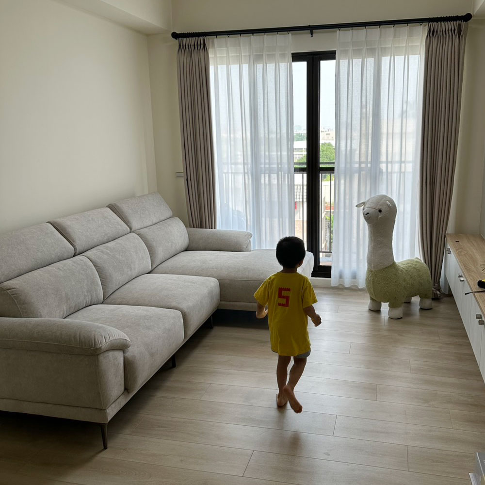 YKS 曼德爾 L 型貓抓布沙發｜小朋友在客廳奔跑與沙發實拍｜擇木深耕系列熱銷款