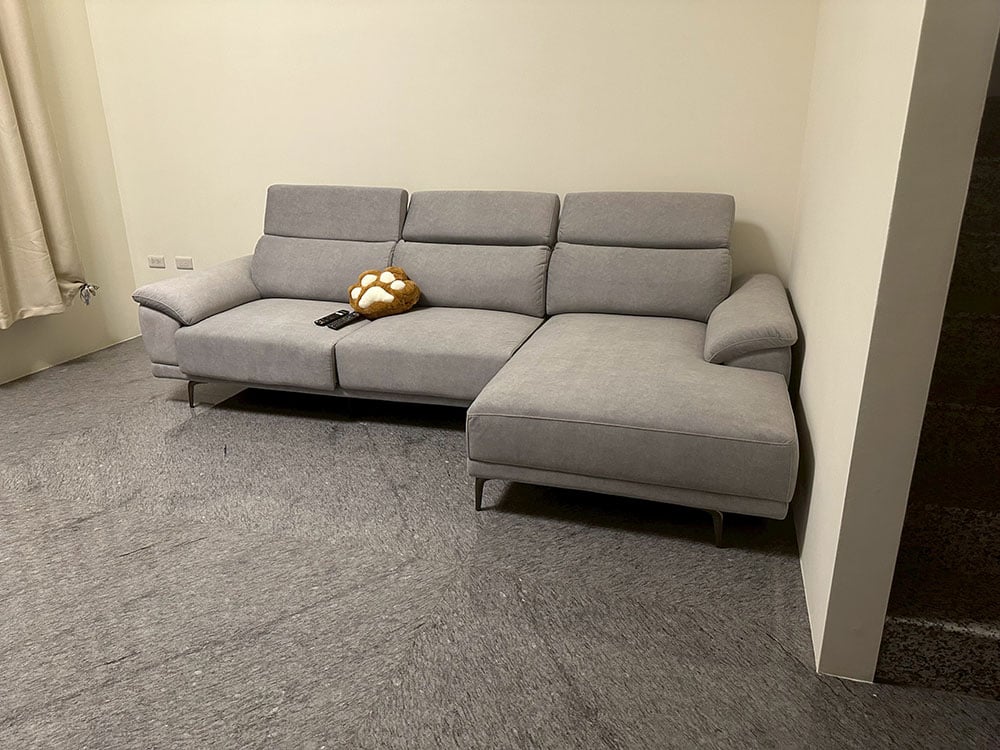 YKS 曼德爾L型貓抓布沙發｜彰化鄭小姐客人開箱實拍右側｜擇木深耕系列