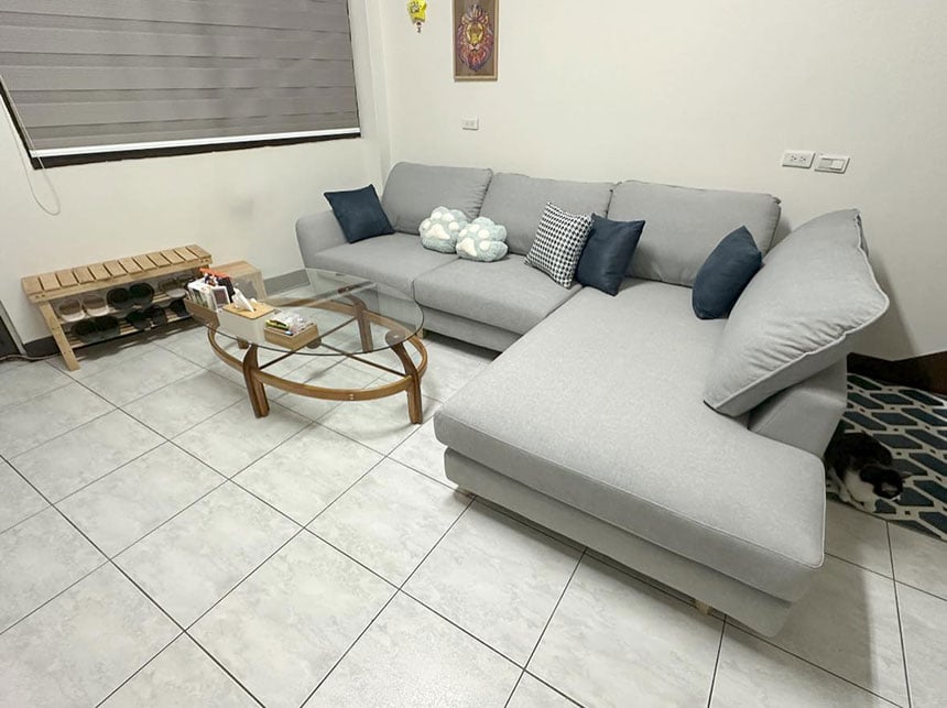 YKS 北歐微光L型貓抓布沙發｜桃園觀音客人實拍沙發側面｜擇木深耕系列熱銷款