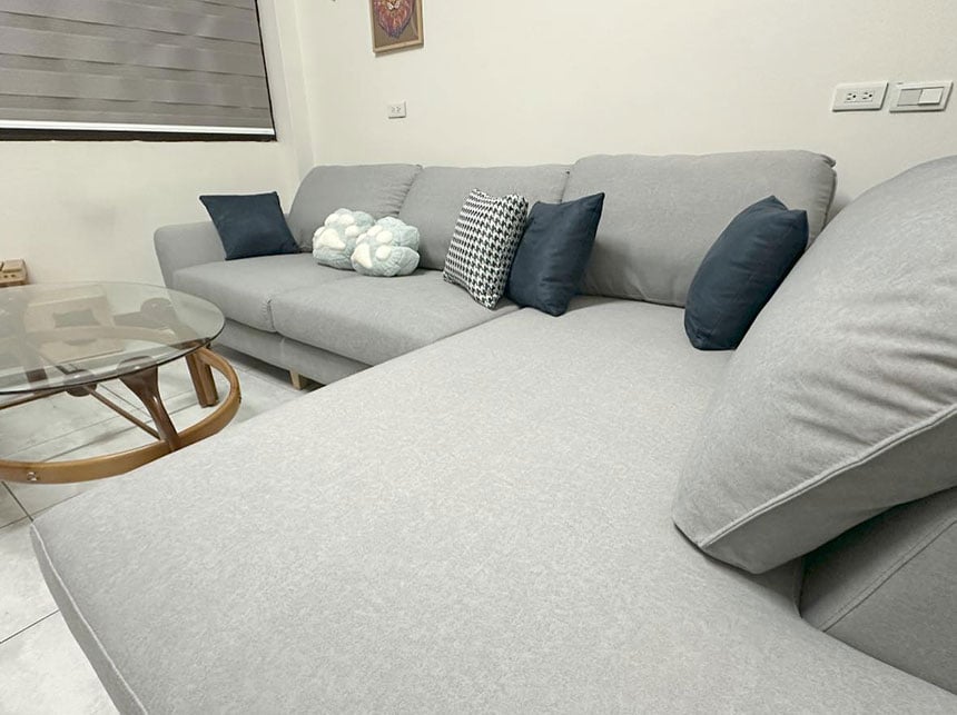 YKS 北歐微光L型貓抓布沙發｜桃園觀音客人實拍沙發局部放大｜擇木深耕系列熱銷款