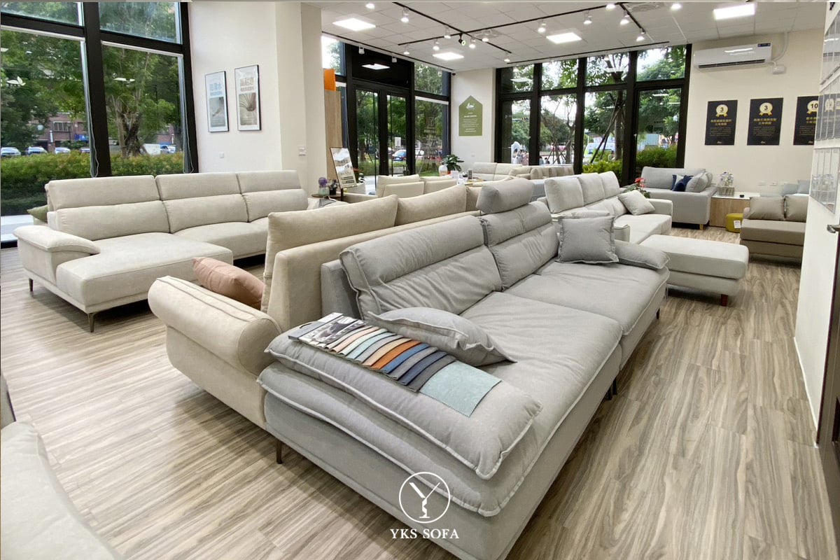 YKS 沙發以實體門市展示多款防貓抓布設計，兼具美感與實用機能，成為現代居家熱門選擇。
