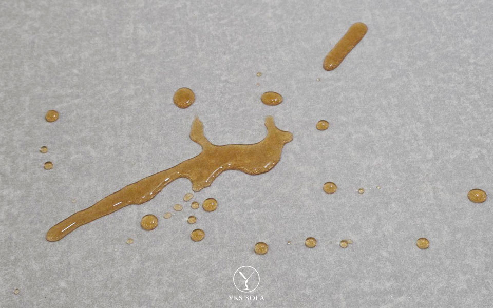 高密度織法的布料能有效提升耐磨與防抓效果，是貓抓布沙發耐用度的關鍵，防潑水、好清潔更是符合孩寵家庭的需要。