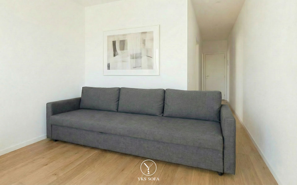 沙發尺寸比例不當，影響客廳動線與空間感示意