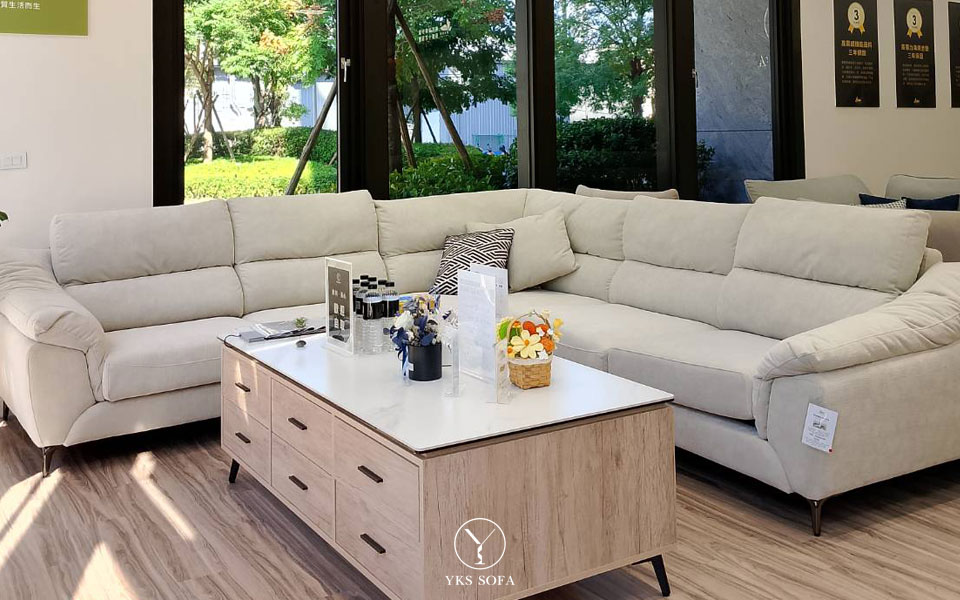 台中大坪數客廳沙發配置｜L 型沙發搭配腳椅實例