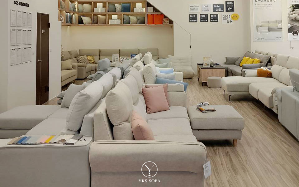 台中沙發推薦｜L 型涼感布沙發在展示館的試坐示意