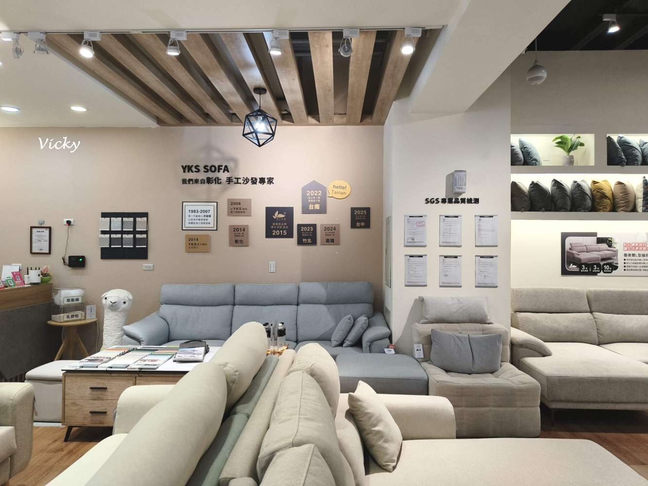 台南沙發展示體驗館室內空間,展示多款不同風格沙發