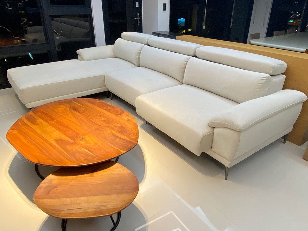 YKS 曼德爾 L 型貓抓布沙發側面｜台中西屯客廳黃光實拍｜擇木深耕系列熱銷款