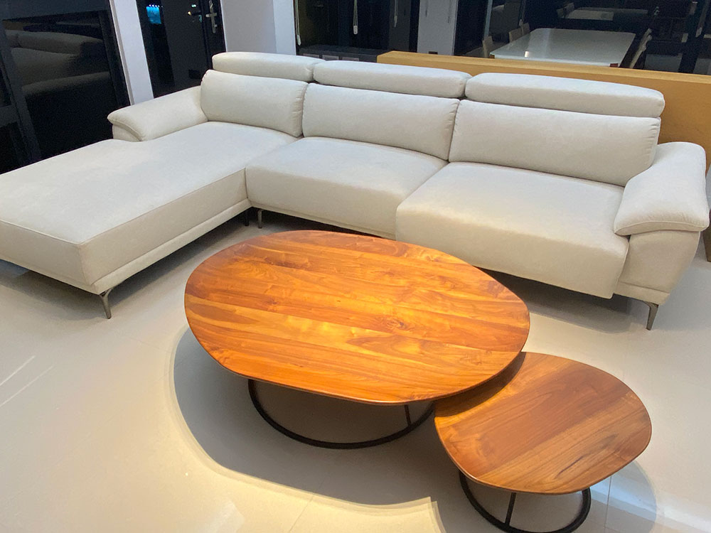 YKS 曼德爾 L 型貓抓布沙發正面｜台中西屯客廳黃光實拍｜擇木深耕系列熱銷款