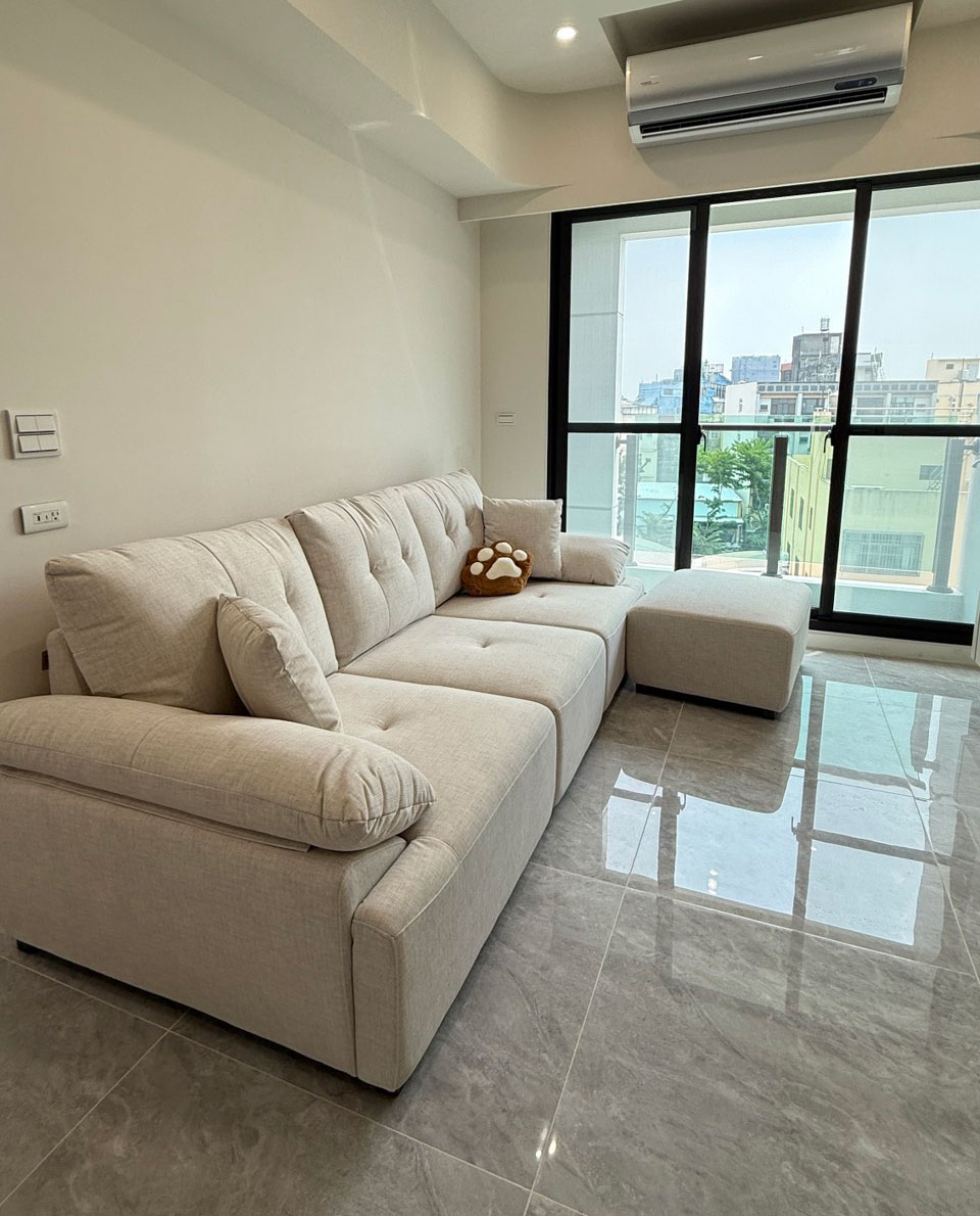 YKS 雪菲爾 L 型貓抓布沙發｜彰化和美客廳自然光實拍｜擇木深耕系列客製款