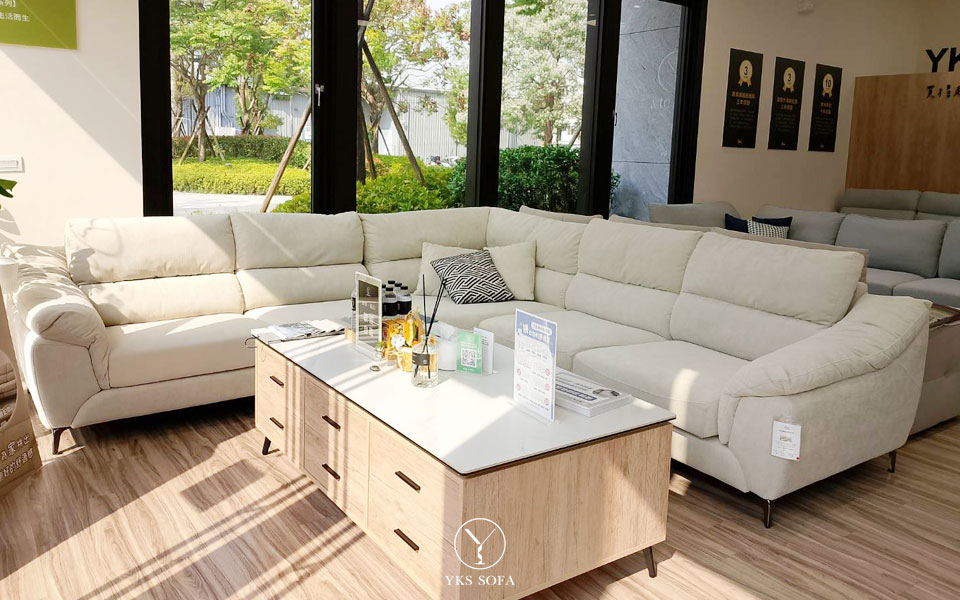 YKS台中門市沙發陳列與展示動線，方便比較L型沙發與三人座